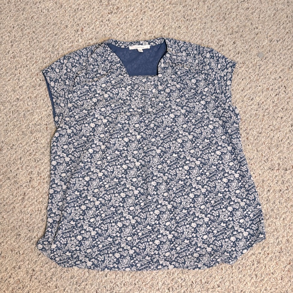 Fun2Fun cap sleeve blouse - Size Large